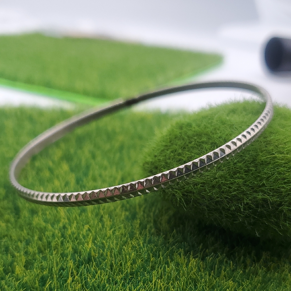 Elegant Silver‎ Tone Etched Bangle Bracelet B458